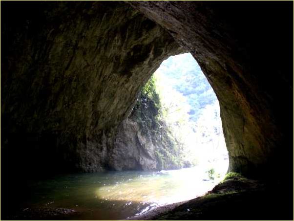 Höhlenportal der Dabar-Höhle